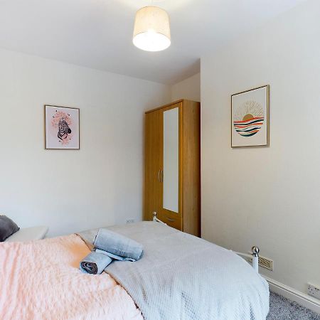 צ'סטר Cheerful 3 Bedroom Home With Free Parking And Wifi מראה חיצוני תמונה